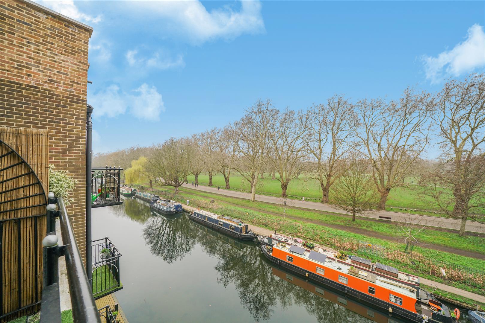 1 bed property in Empire Wharf, Victoria Park